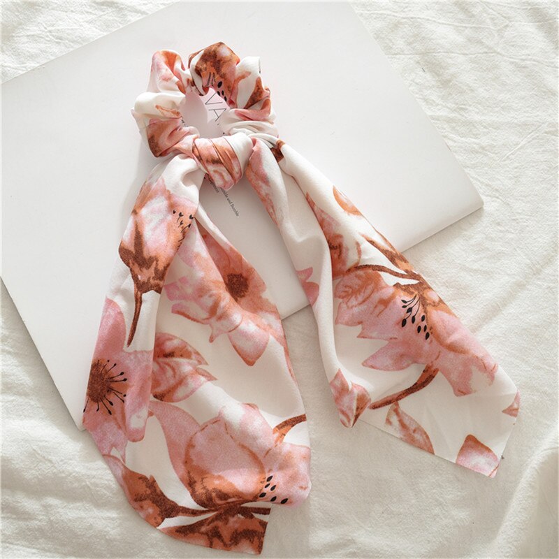 Scrunchie weiß mit rosa Blüten und langen Schleifenbändern