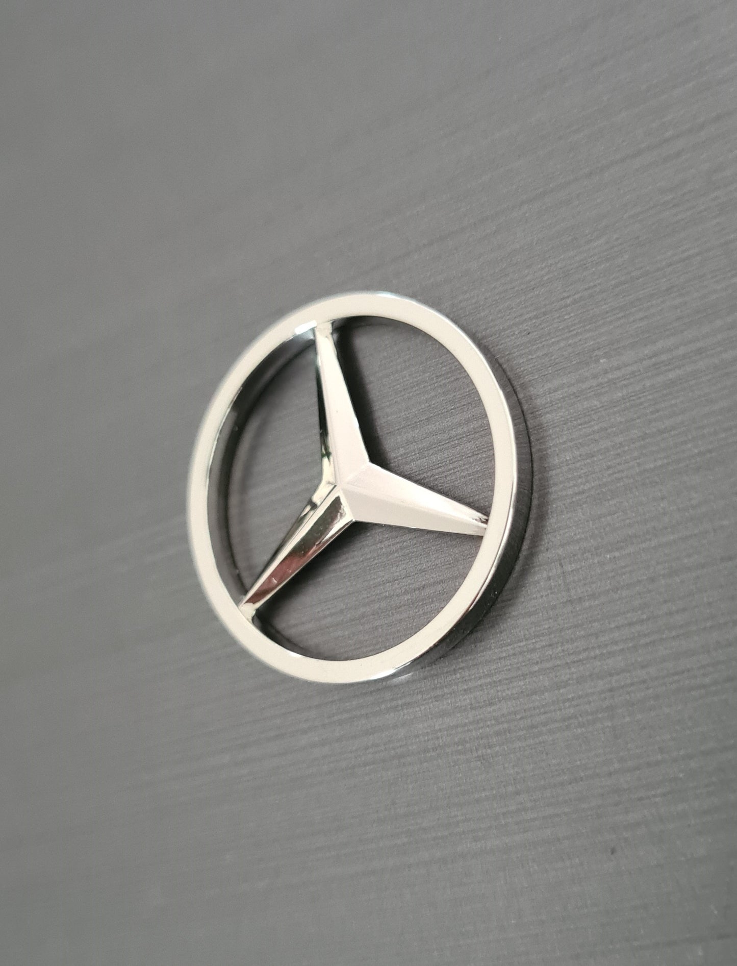 Detailaufnahme Mercedes-Benz Schlüsselanhänger Metall Logo hochwertig