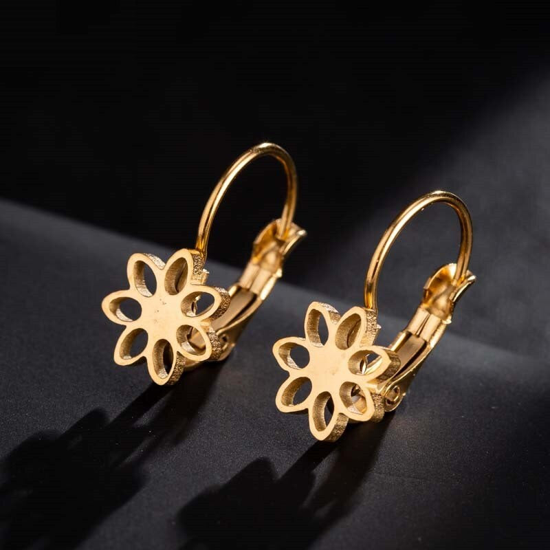 Hoop-Ohrringe mit Blumenanhänger silber