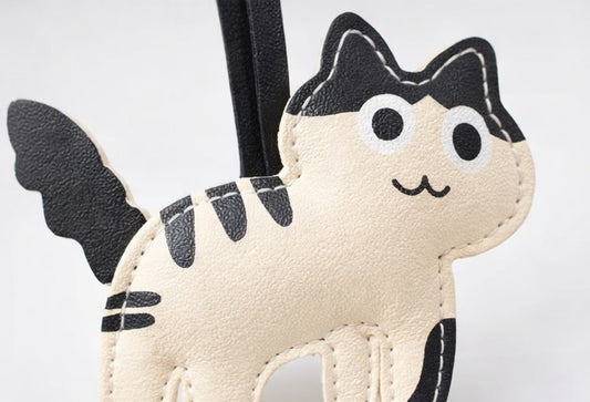 Schlüsselanhänger Katze PU Leder schwarz-weiß/beige – Taschenanhänger
