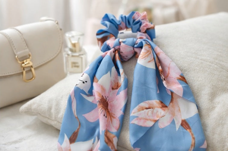 Scrunchie blau mit rosa Blüten, lange Schleifenbänder