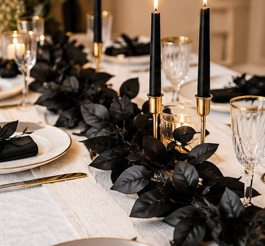 Schwarze Blättergirlande als elegante Tischdekoration