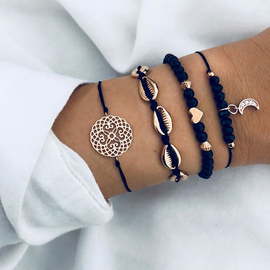 4-teiliges Armband Set für Damen in Schwarz und Gold mit Muscheln Perlen und dekorativen Anhängern