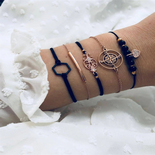 5-teiliges Armband Set für Damen in Schwarz und Gold mit Herz Kompass und geometrischen Details