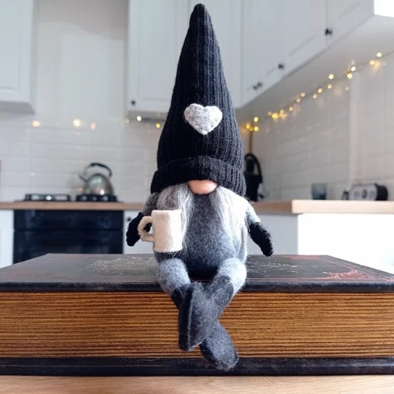 Gnome Figur Weiblein mit Kaffeetasse