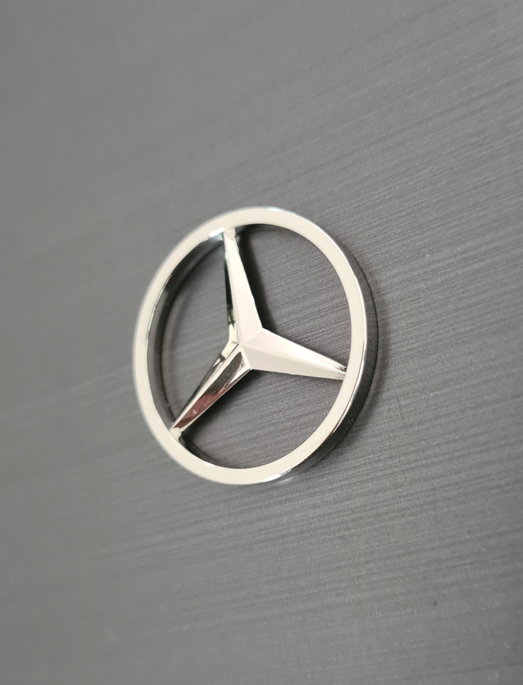 Detailaufnahme Mercedes-Benz Schlüsselanhänger Metall Logo hochwertig