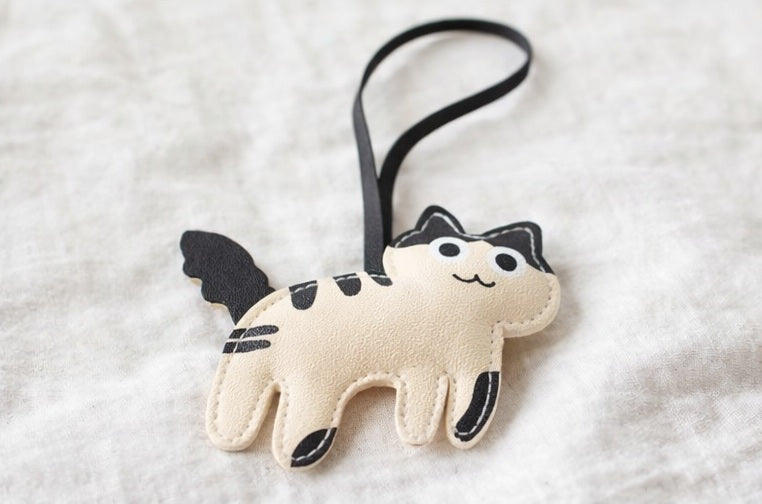 Schlüsselanhänger Katze PU Leder schwarz-weiß/beige – Taschenanhänger