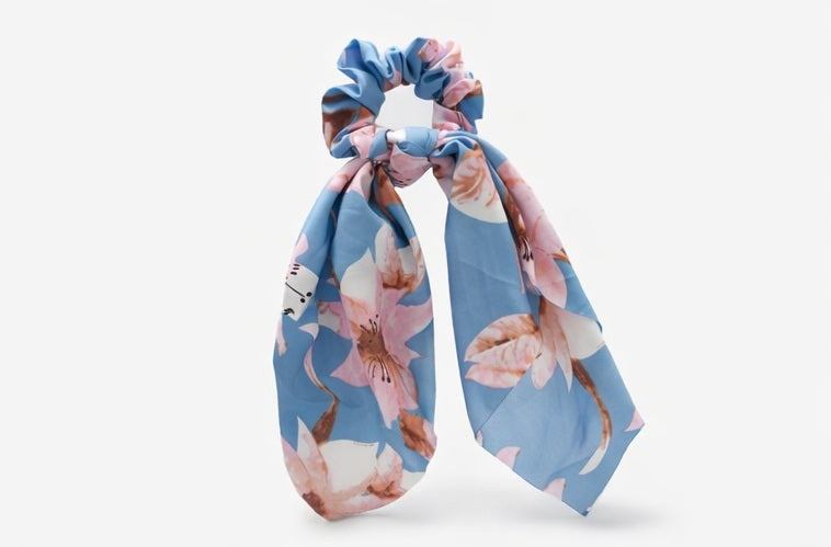 Scrunchie blau mit rosa Blüten, lange Schleifenbänder