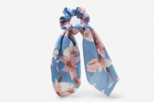 Scrunchie blau mit rosa Blüten, lange Schleifenbänder