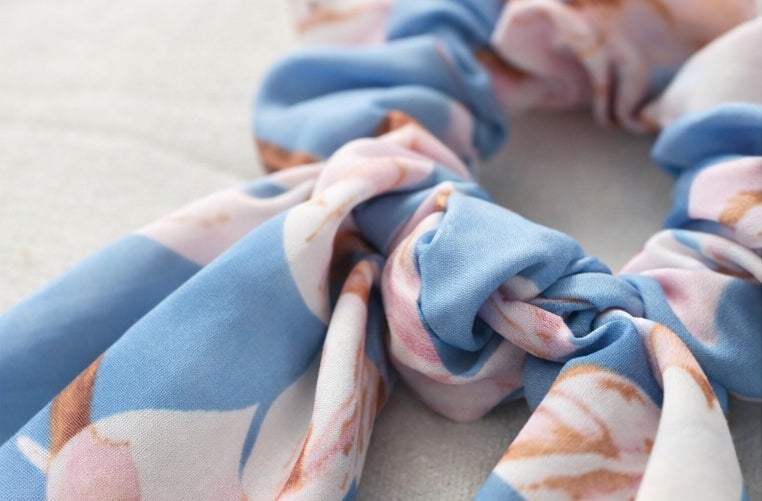 Scrunchie blau mit rosa Blüten, lange Schleifenbänder