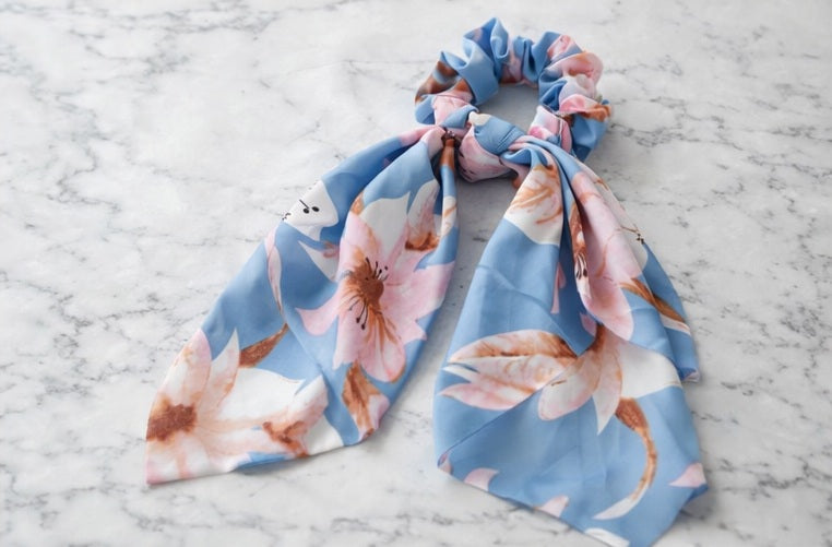 Scrunchie blau mit rosa Blüten, lange Schleifenbänder