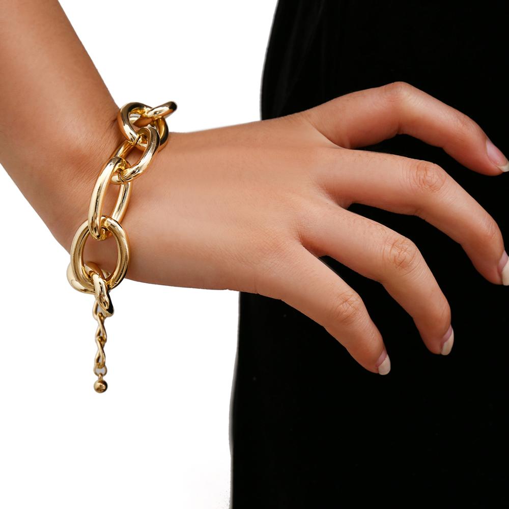 Goldfarbenes Gliederketten Armband für Damen am Handgelenk getragen