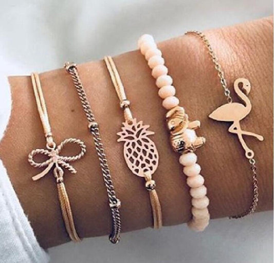 5-teiliges Armband Set für Damen in Gold und Apricot mit Flamingo Ananas und dekorativen Anhängern