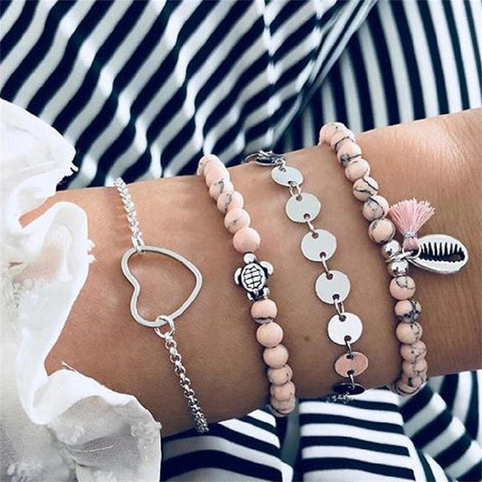4-teiliges Armband Set für Damen in Rosa und Silber mit dekorativen Anhängern
