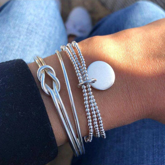 3-teiliges silberfarbenes Armband Set für Damen am Handgelenk getragen