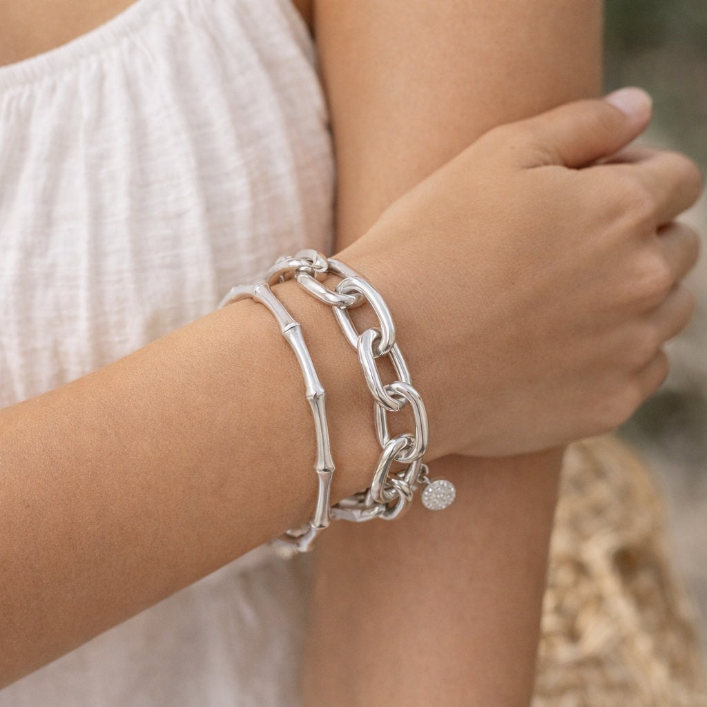 Armband Set Silber Damen getragen am Handgelenk mit Statement Armband und Armreif