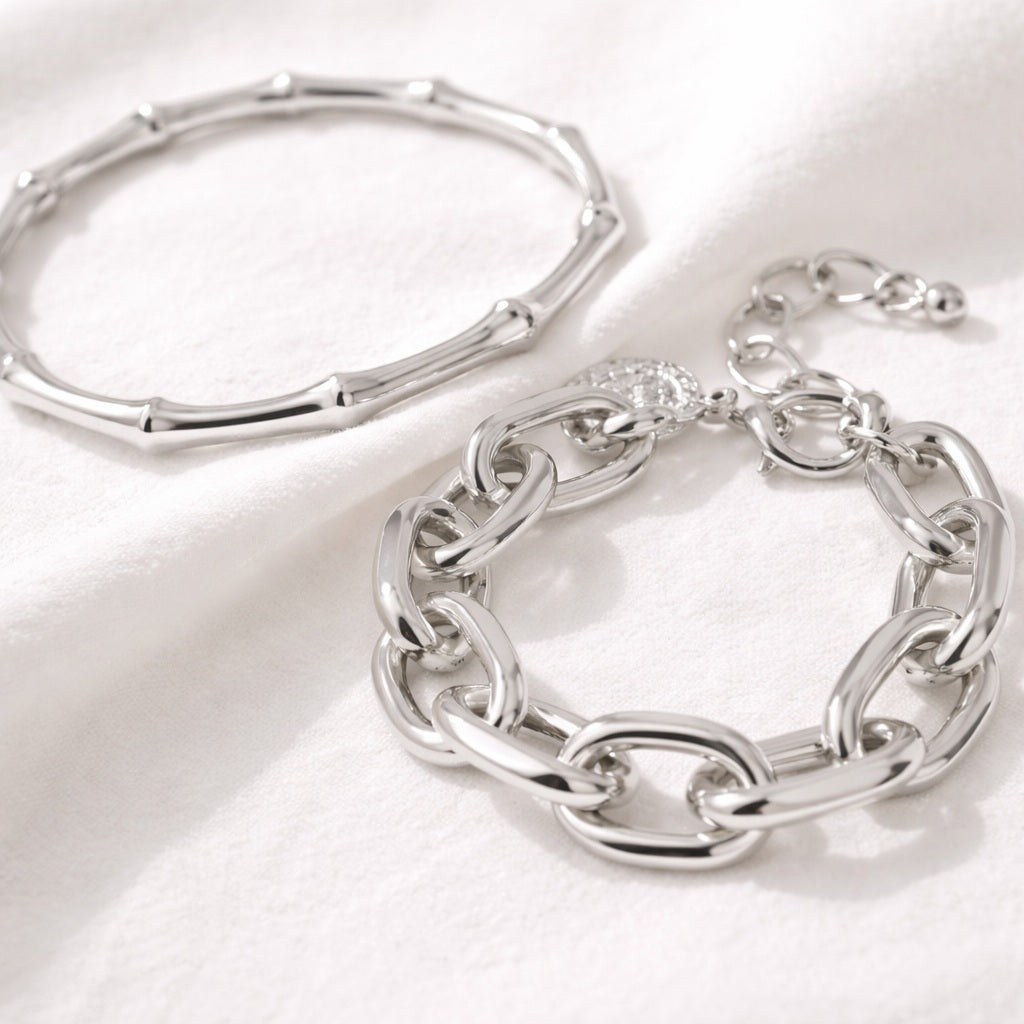 Detailaufnahme silbernes Armband Set mit Gliederarmband und Armreif Damen