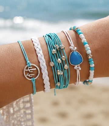 Türkis weißes Armband-Set als sommerlicher Schmuck am Handgelenk