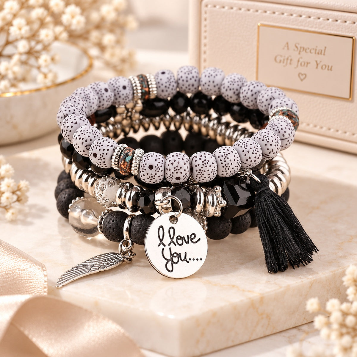 Schwarzes Armbandset mit I Love You Anhänger als Geschenkidee für Damen