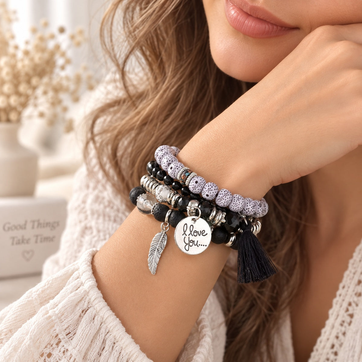 Schwarzes 4-teiliges Damen Armbandset am Handgelenk getragen