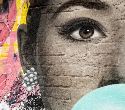 Detailansicht Audrey Hepburn Street Art Leinwandbild mit Graffiti
