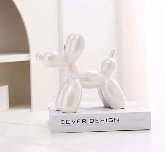 Weiße Ballonhund Figur als moderne Wohnzimmer Dekoration auf Sideboard
