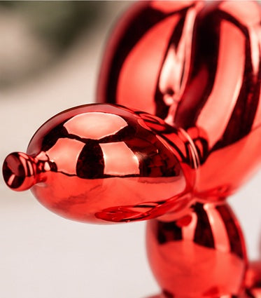 Detailaufnahme der roten glänzenden Ballonhund Figur