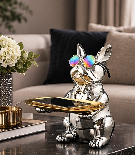 Silberne Bulldoggen Figur mit Tablett als moderne Deko im Wohnzimmer