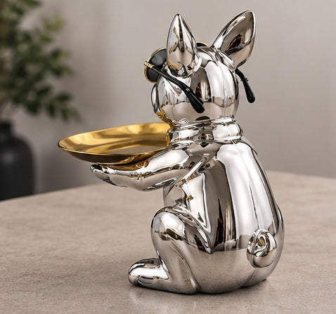 Rückansicht der silbernen Bulldogge Dekofigur mit Tablett