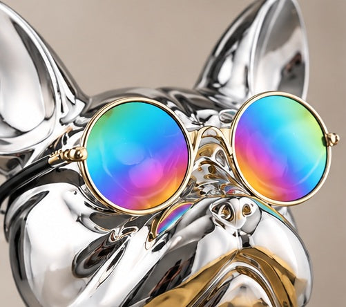Detail der silbernen Bulldogge Dekofigur mit bunter Sonnenbrille