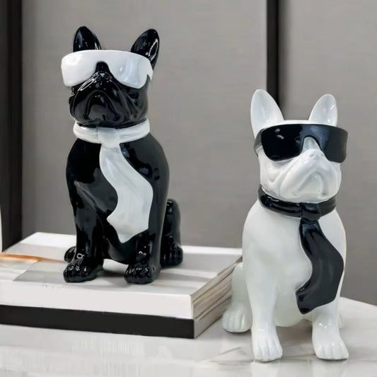 Bulldoggen-Statue mit Sonnenbrille & Schal