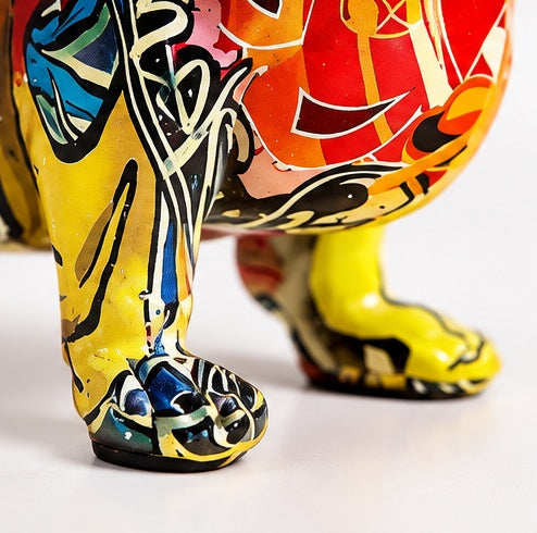 Detail des farbenfrohen Graffiti Musters der Dackel Kunstharz Figur