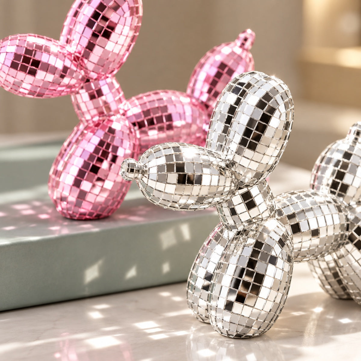 Nahaufnahme von pinkem und silbernem Disco Ballonhund mit glänzender Spiegelmosaik Oberfläche