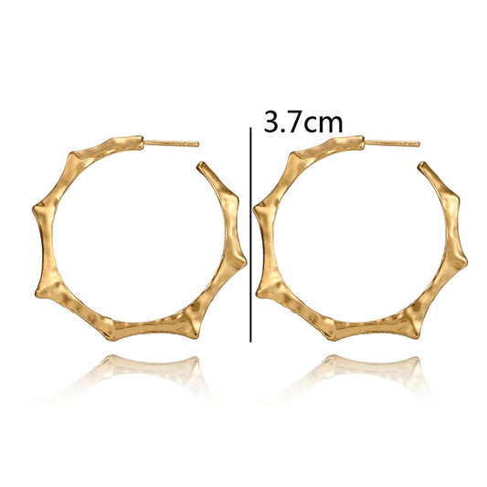 Goldfarbene Creolen für Damen mit kantigem Design und 3,7 cm Durchmesser