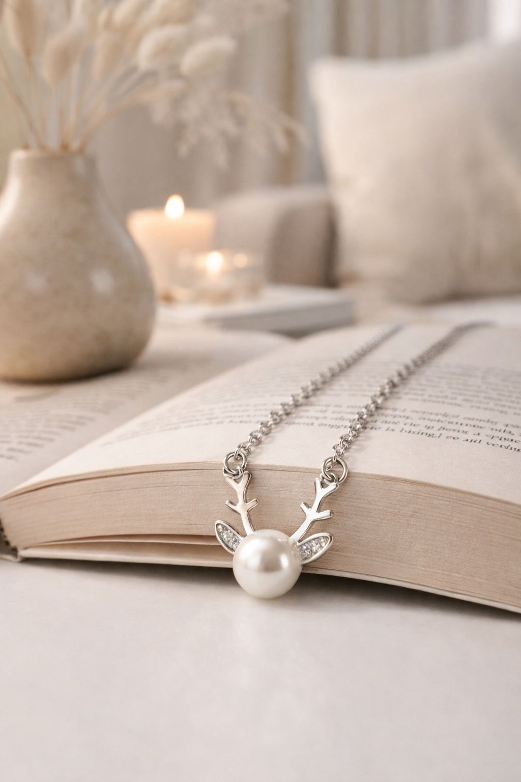 halskette damen getragen eleganter schmuck