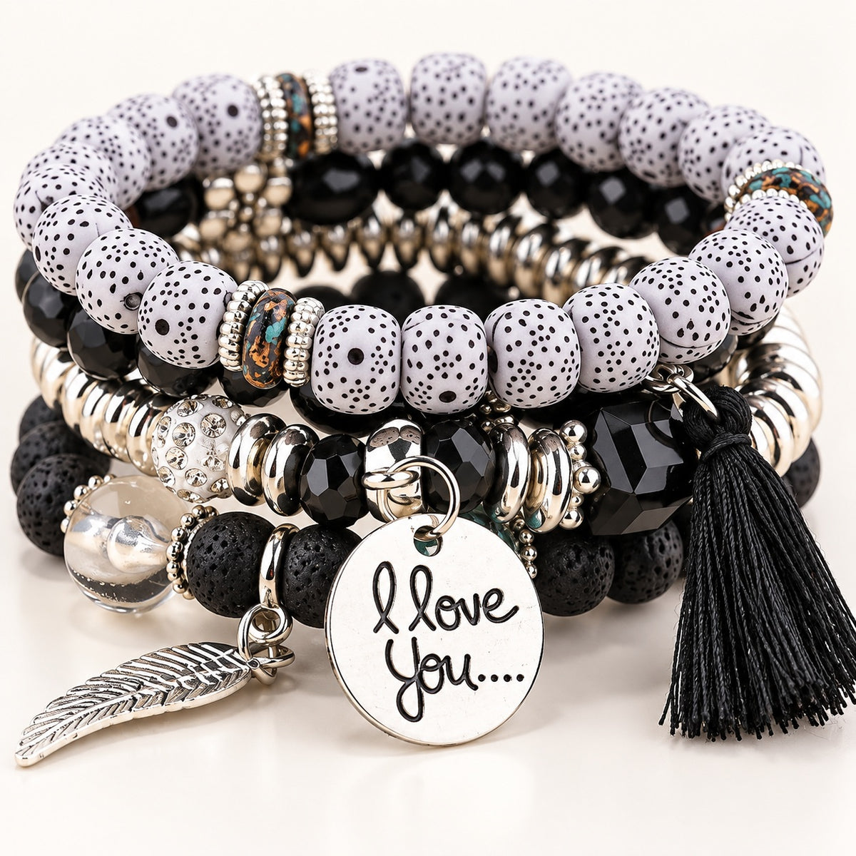 Detailansicht des schwarzen Armbandsets mit Perlen, Flügel, Quaste und I Love You Anhänger