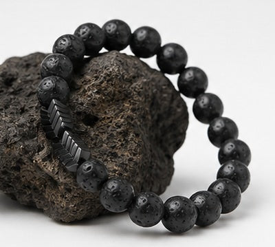 Schwarzes Armband aus Lavastein mit modernem Pfeil-Design