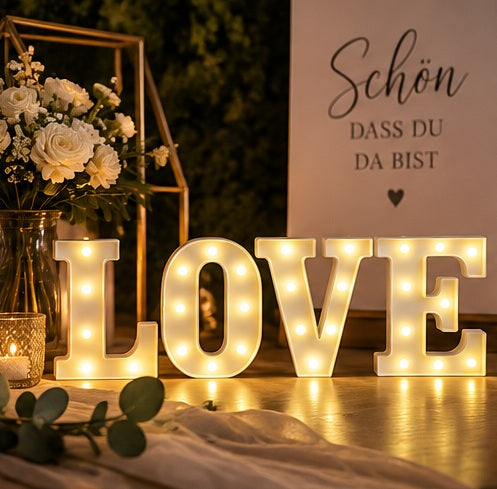 Leuchtende LOVE Buchstaben in festlicher Hochzeitsdekoration