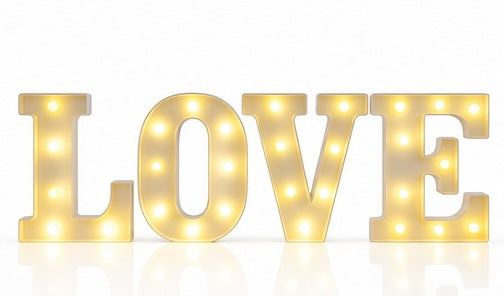 Beleuchtete LOVE Buchstaben mit warmweißen LEDs als Hochzeitsdeko zum Mieten