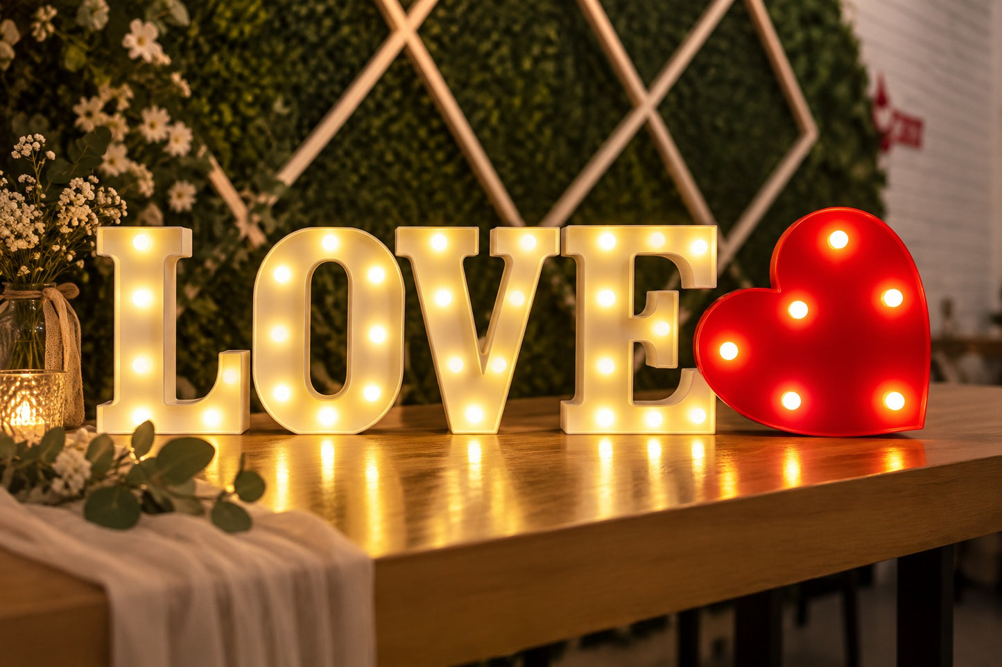 Beleuchtete LOVE Buchstaben mit rotem Leuchtherz als Hochzeitsdeko zum Mieten