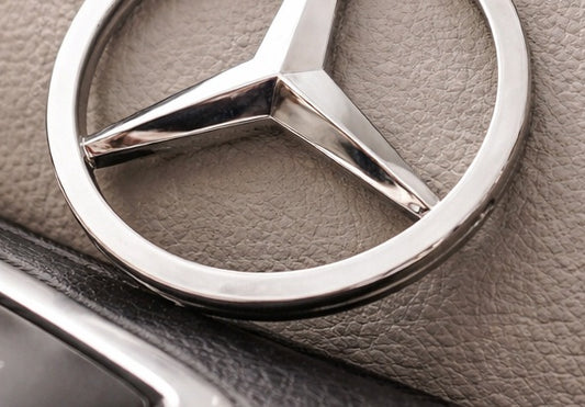 Mercedes-Benz Schlüsselanhänger Einkaufschip im Auto Innenraum Anwendung