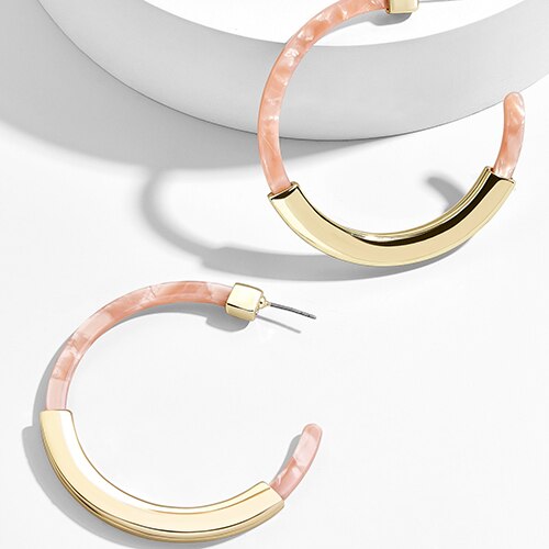 Orange Creolen für Damen aus Acryl mit goldfarbenen Details