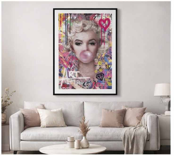 Pop Art Wandbild Frau mit Kaugummi über Sofa im modernen Wohnzimmer