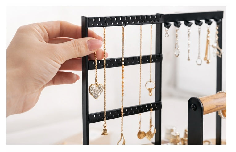 Detailaufnahme Schmuckständer mit Metallhaken für Ketten und Schmuck