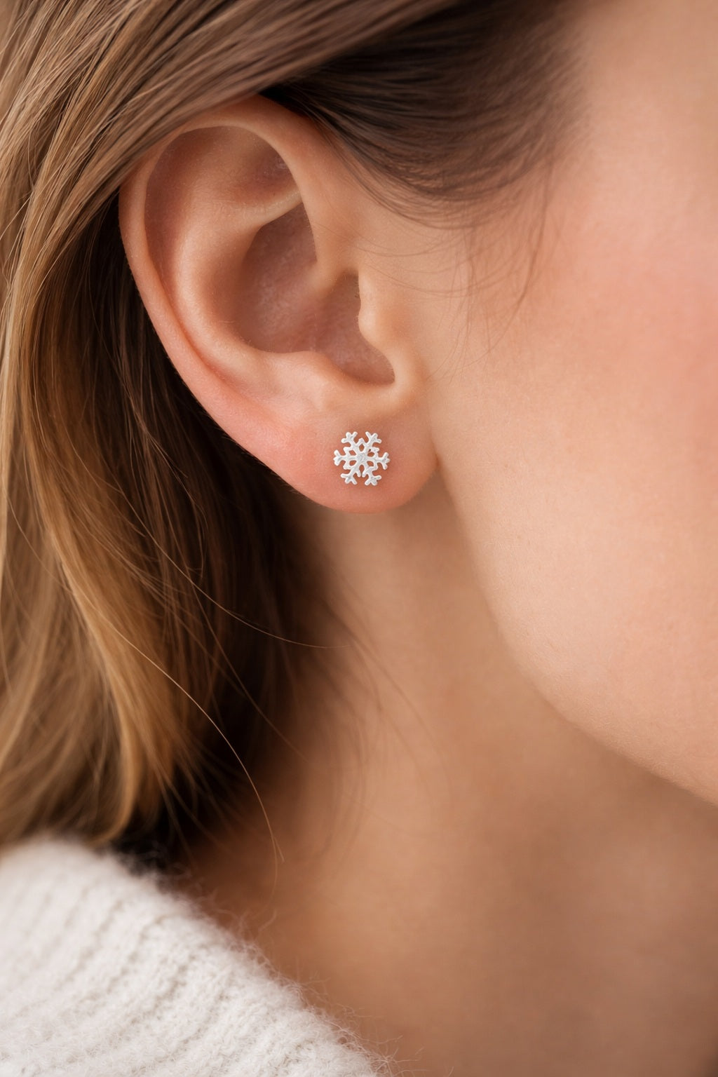 Schneeflocken Ohrstecker Silber getragen am Ohr – winterlicher Schmuck für Frauen