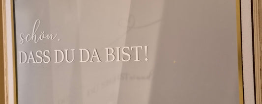 Weißer Schriftzug Schön dass du da bist auf goldenem Spiegel für Hochzeit und Event