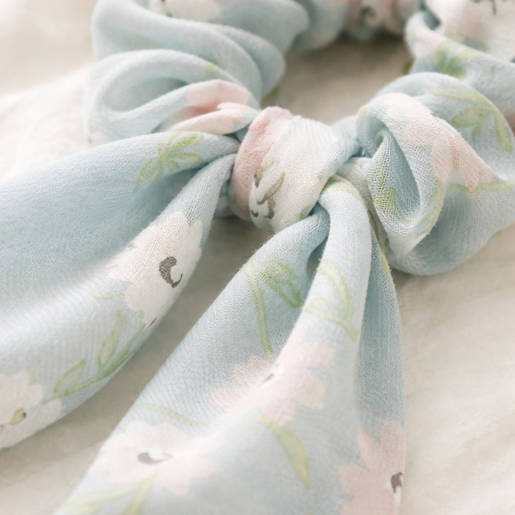 Detailaufnahme Scrunchie hellblau Blumen Muster Stoff weich
