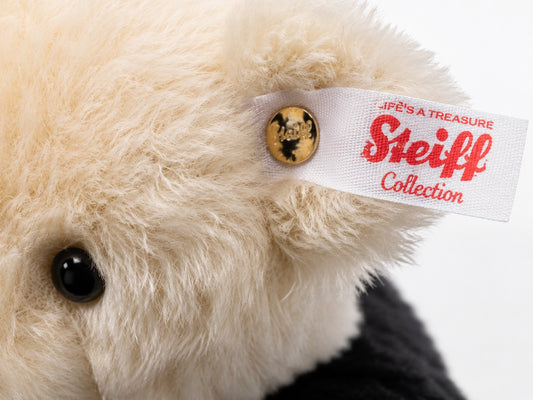 Makroaufnahme der Steiff Ohrmarke und des hochwertigen Plüschmaterials des Dr. No 007 Teddybären