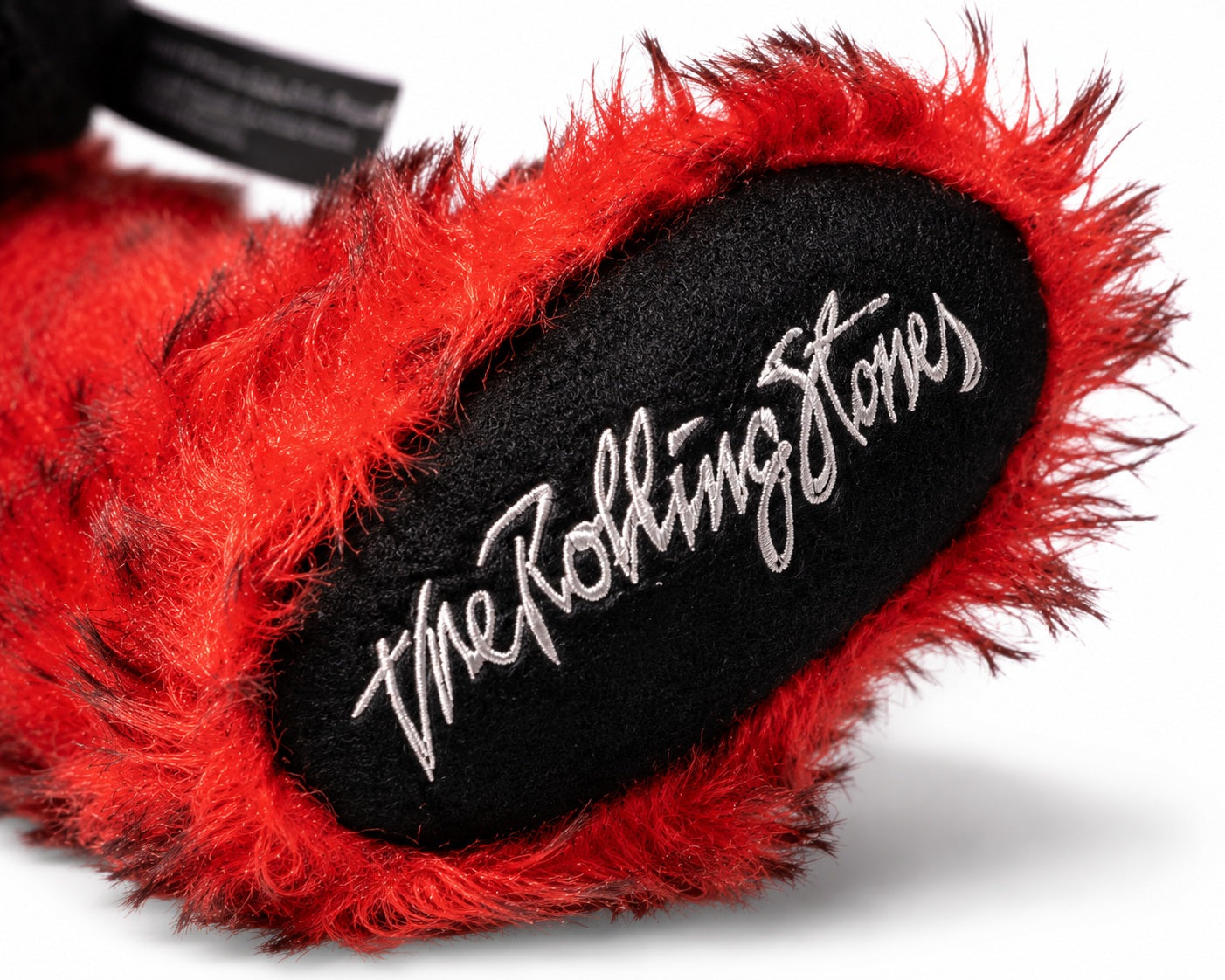 Rolling Stones Schriftzug auf der Fußsohle des Steiff Rocks Teddybären als Makroaufnahme
