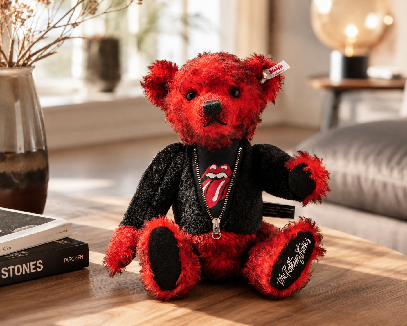 Steiff Rolling Stones Teddybär als luxuriöses Sammlerstück in moderner Wohnlandschaft
